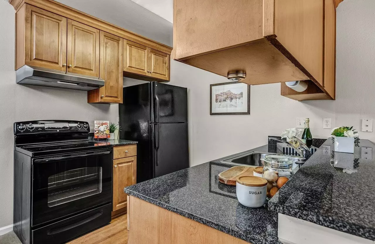 Fully Furnished Upper-level Condo photo 5