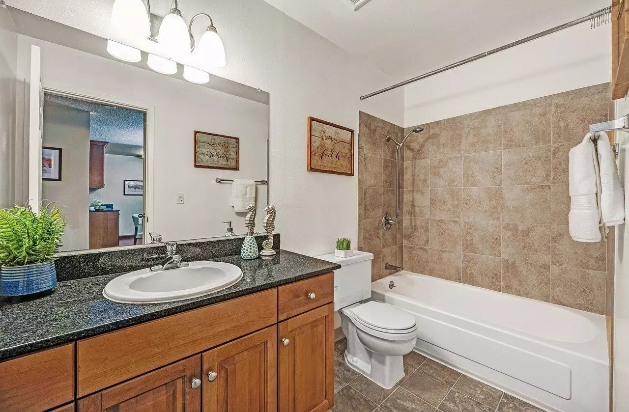 Fully Furnished Upper-level Condo photo 3