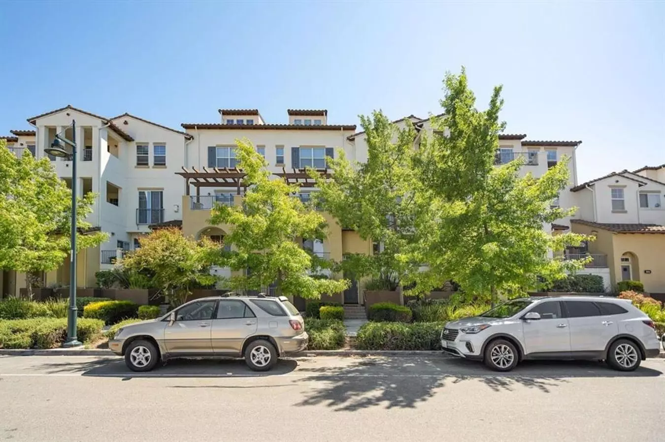 Gorgeous 2 Bed 2 Bath Dublin Townhome With Amenities! Centrally Located!