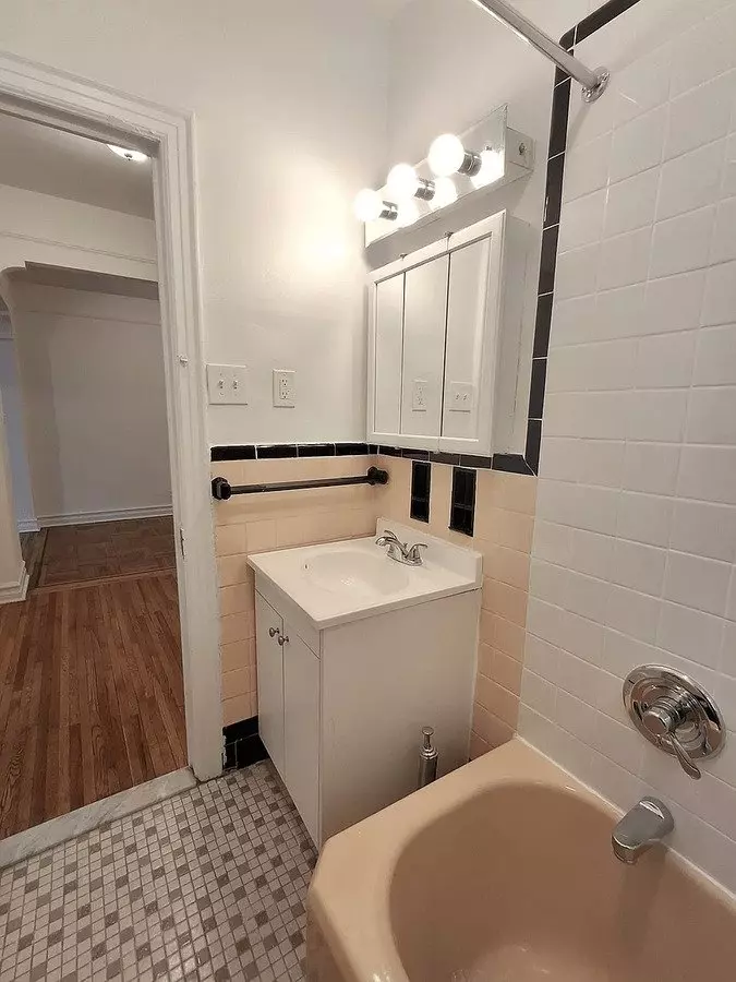 111-20 76th Road photo 3