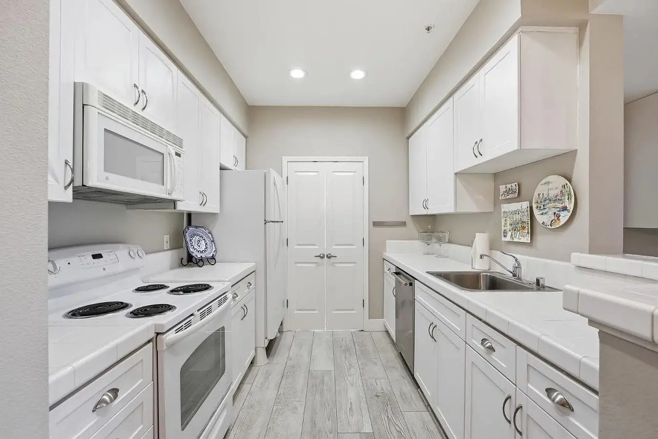 Woodland Creek. This Beautiful 1 Bed 1 Bath Condo Offers A Spacious Op photo 2