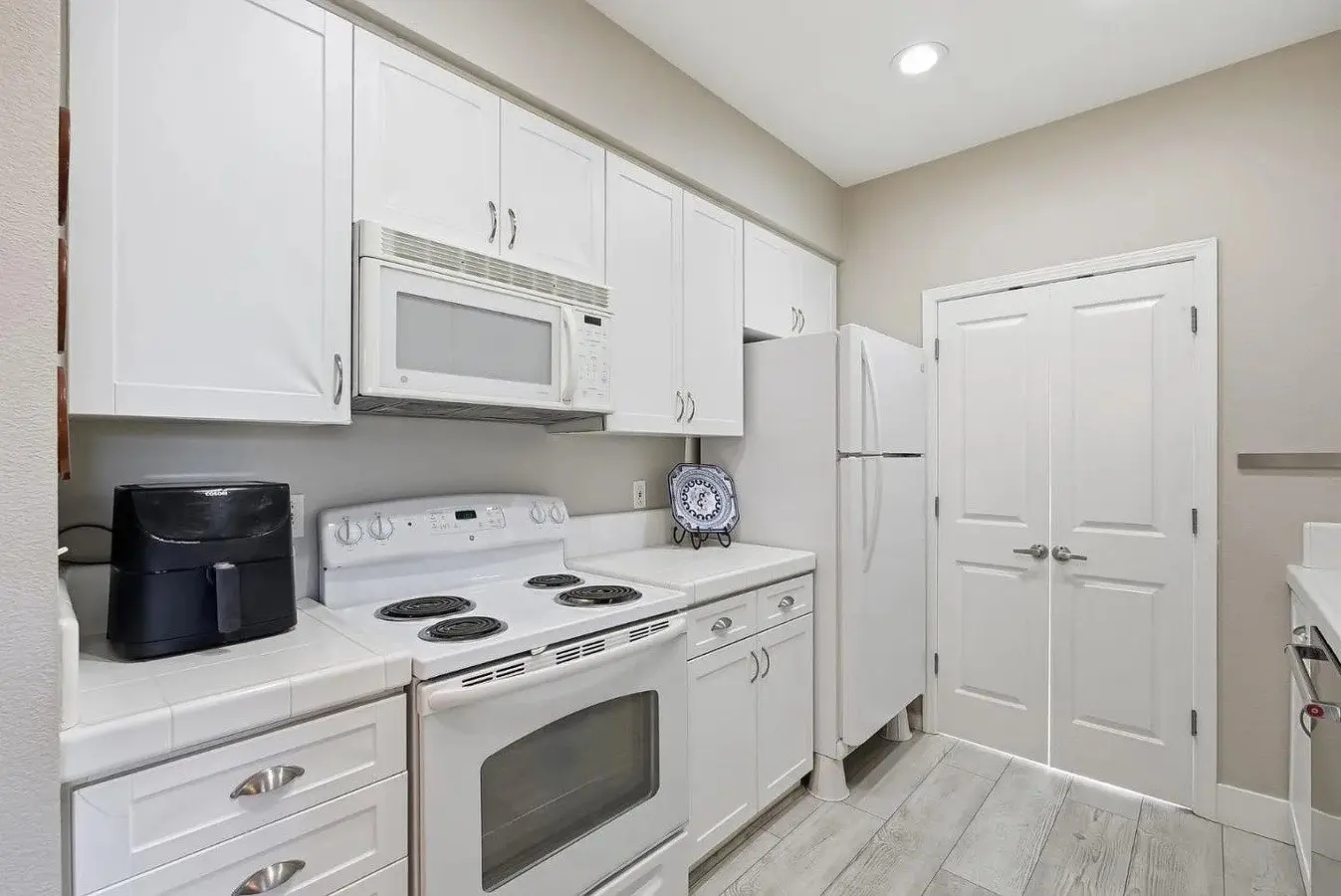Woodland Creek. This Beautiful 1 Bed 1 Bath Condo Offers A Spacious Op photo 3
