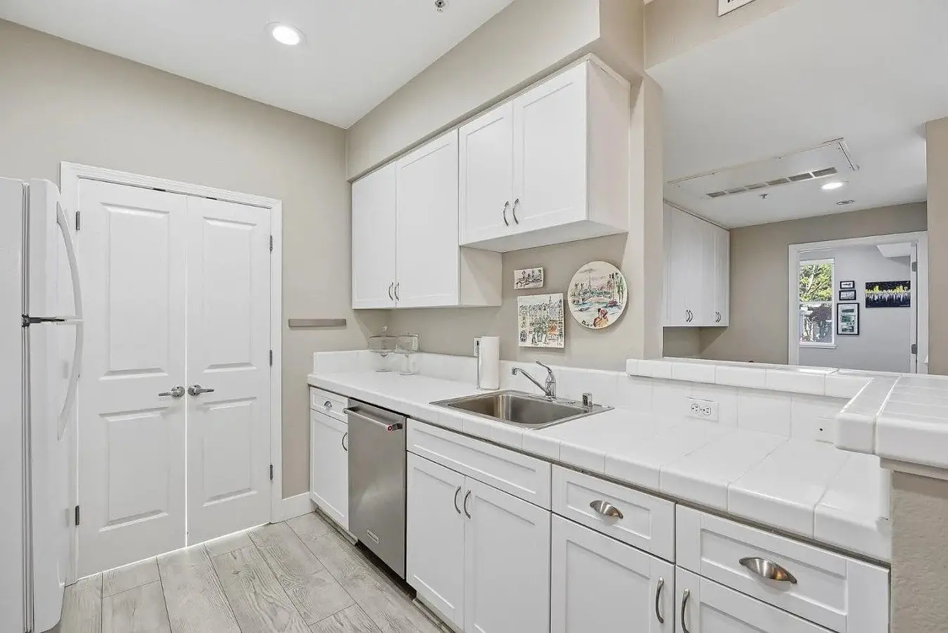 Woodland Creek. This Beautiful 1 Bed 1 Bath Condo Offers A Spacious Op