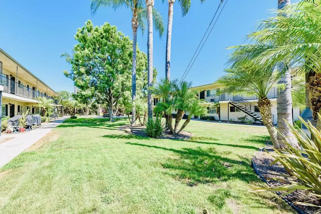 391 Emerald Ave photo 2