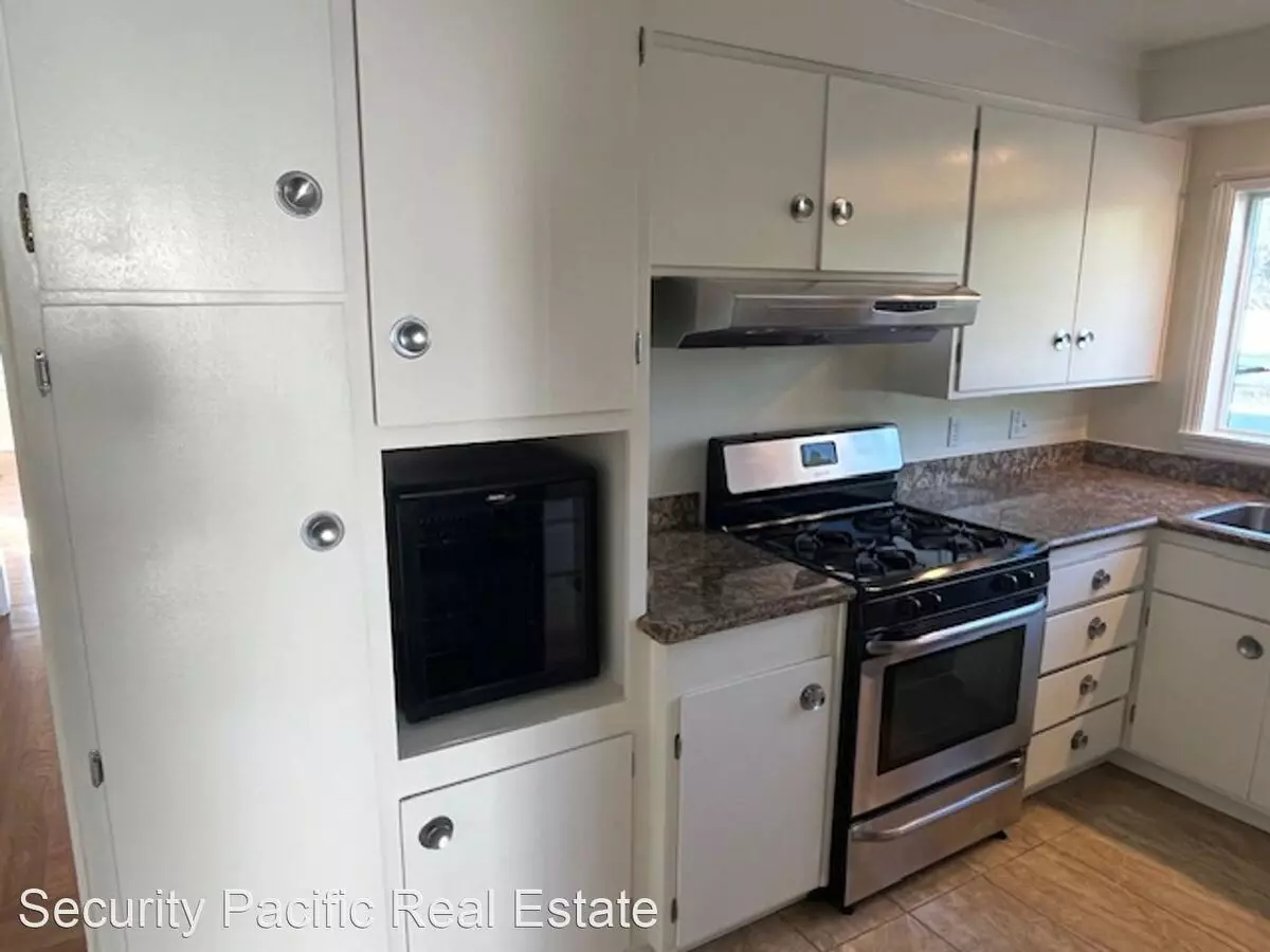 900 Pomona Ave photo 2