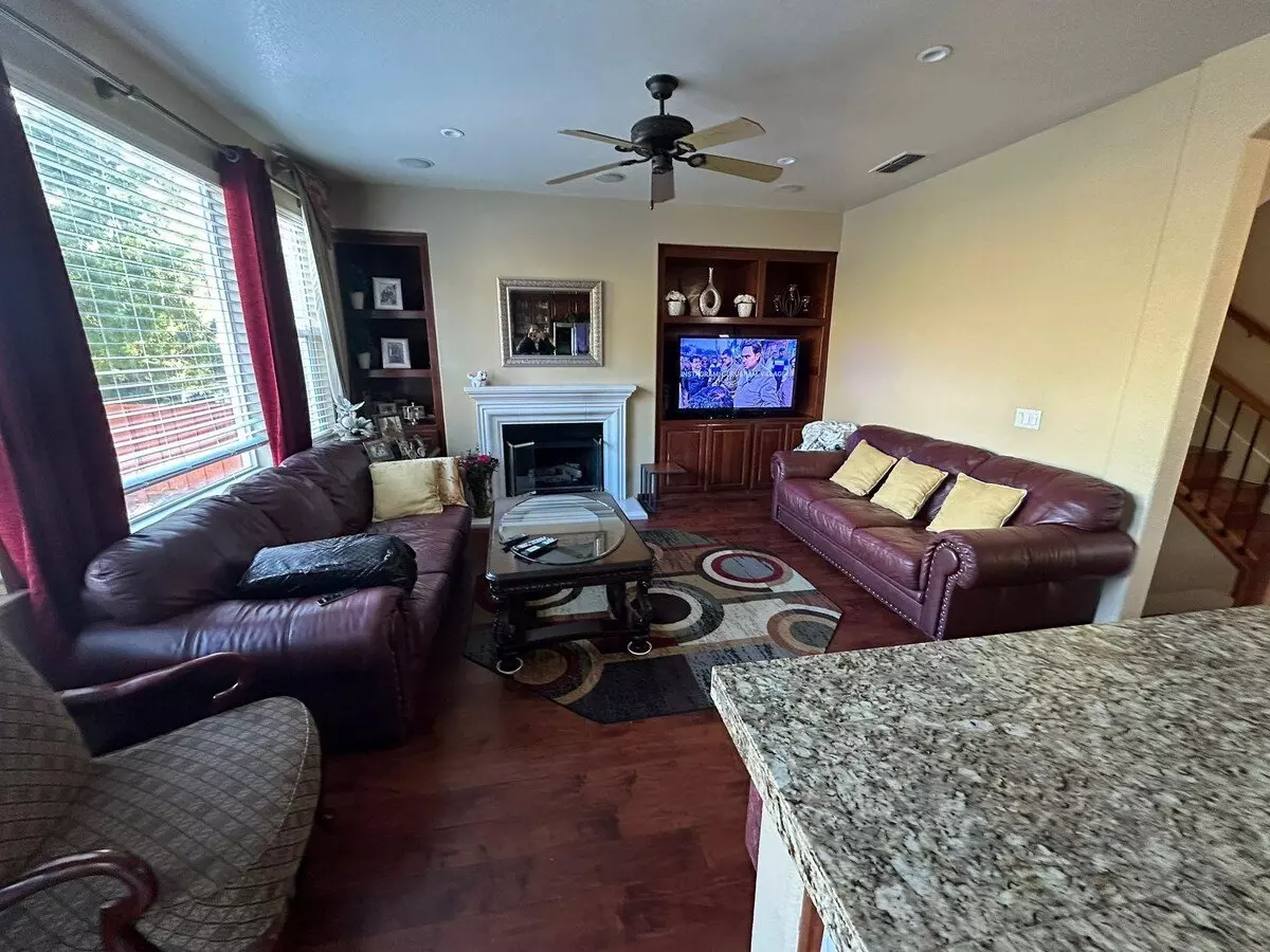 1013 Ridgeview Dr photo 2