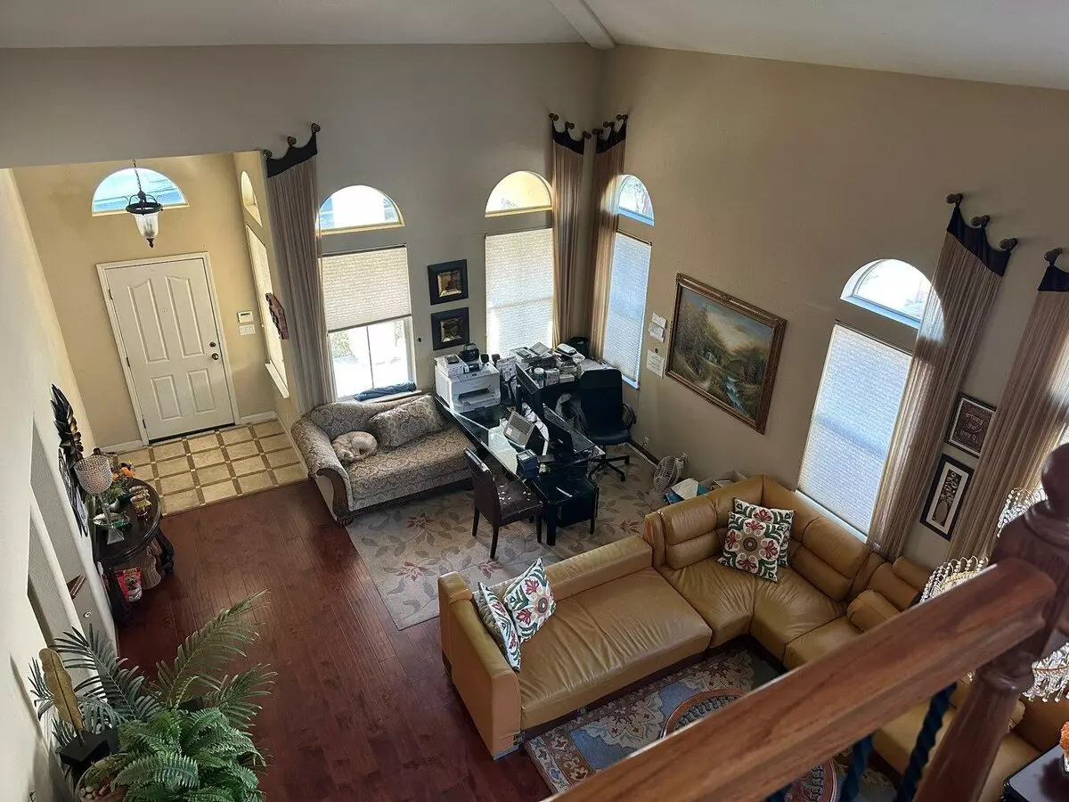 1013 Ridgeview Dr photo 3