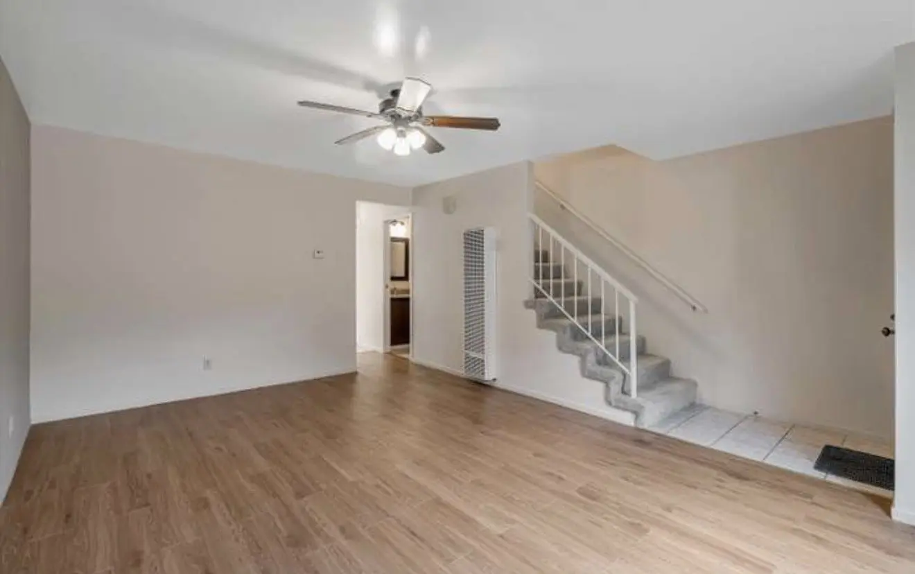 101 Del Valle Cir photo 3