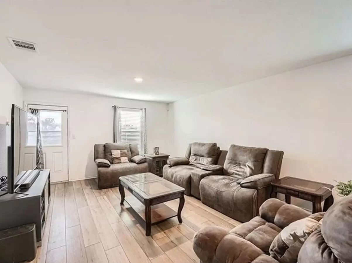 13517  Knights Branch DR photo 3