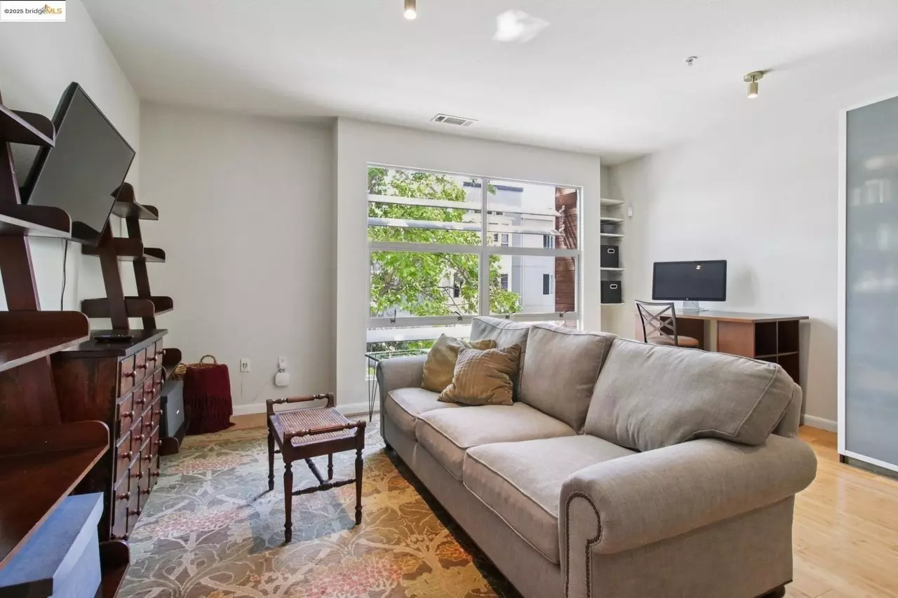 6466 Hollis St photo 3