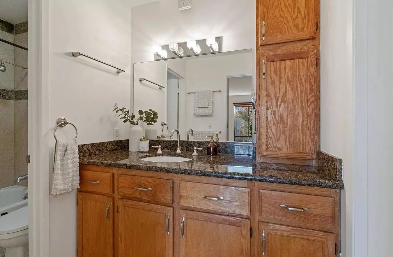 1-bed Condo With Enclosed Balcony photo 5
