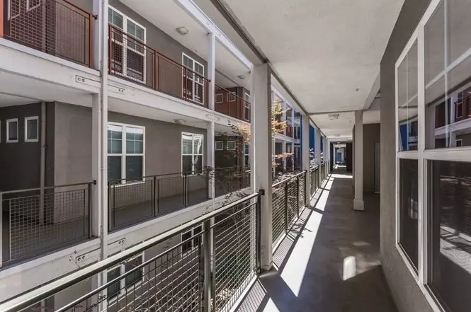 Epic Rea: 2br/2b Beautiful Condo W/ 2 Parking Spaces In The Heart Of Emeryville photo 2