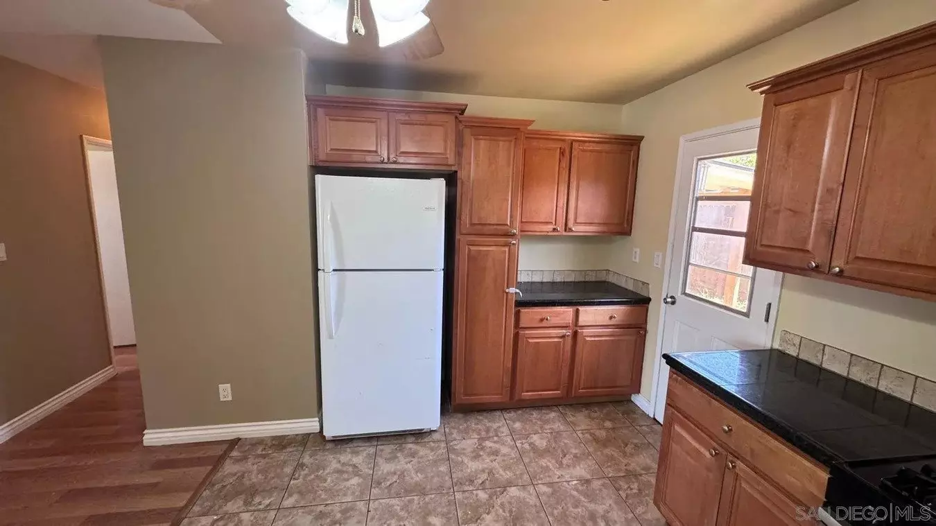 634 Aster St photo 3