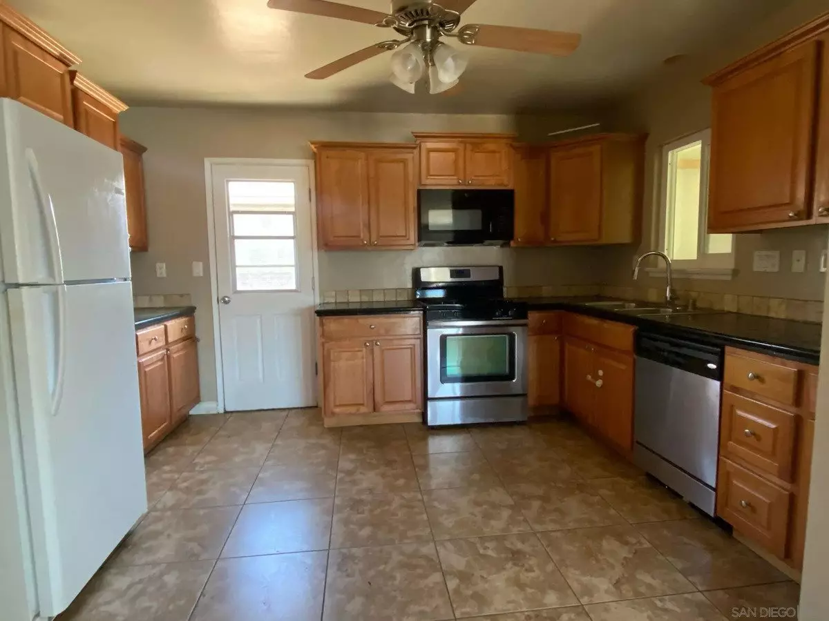 634 Aster St photo 4