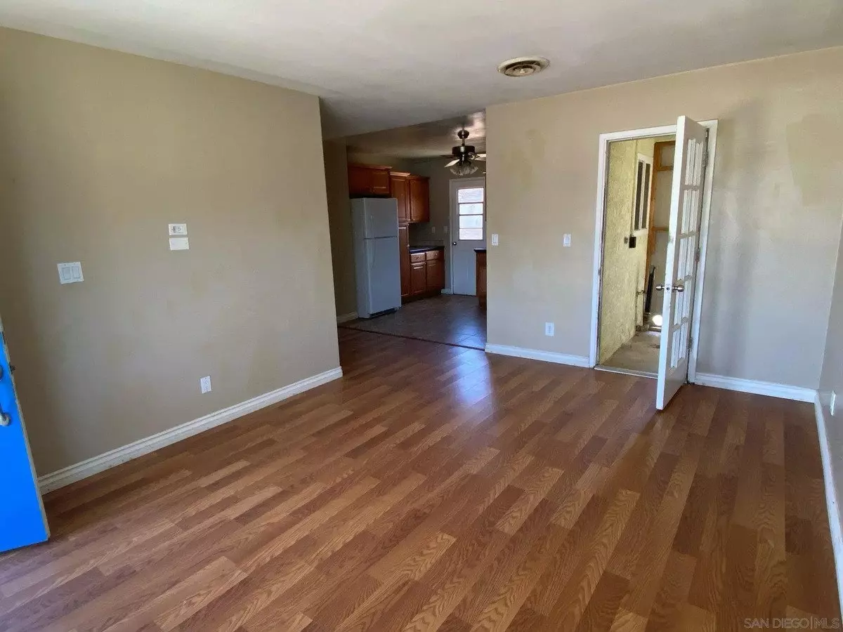 634 Aster St photo 2