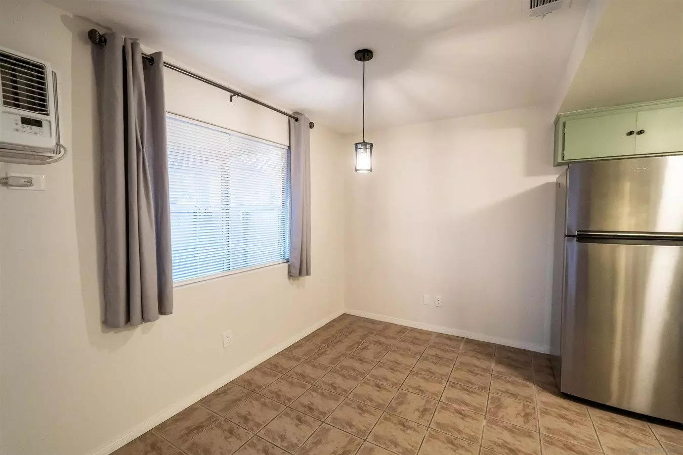909 Martin Dr photo 2