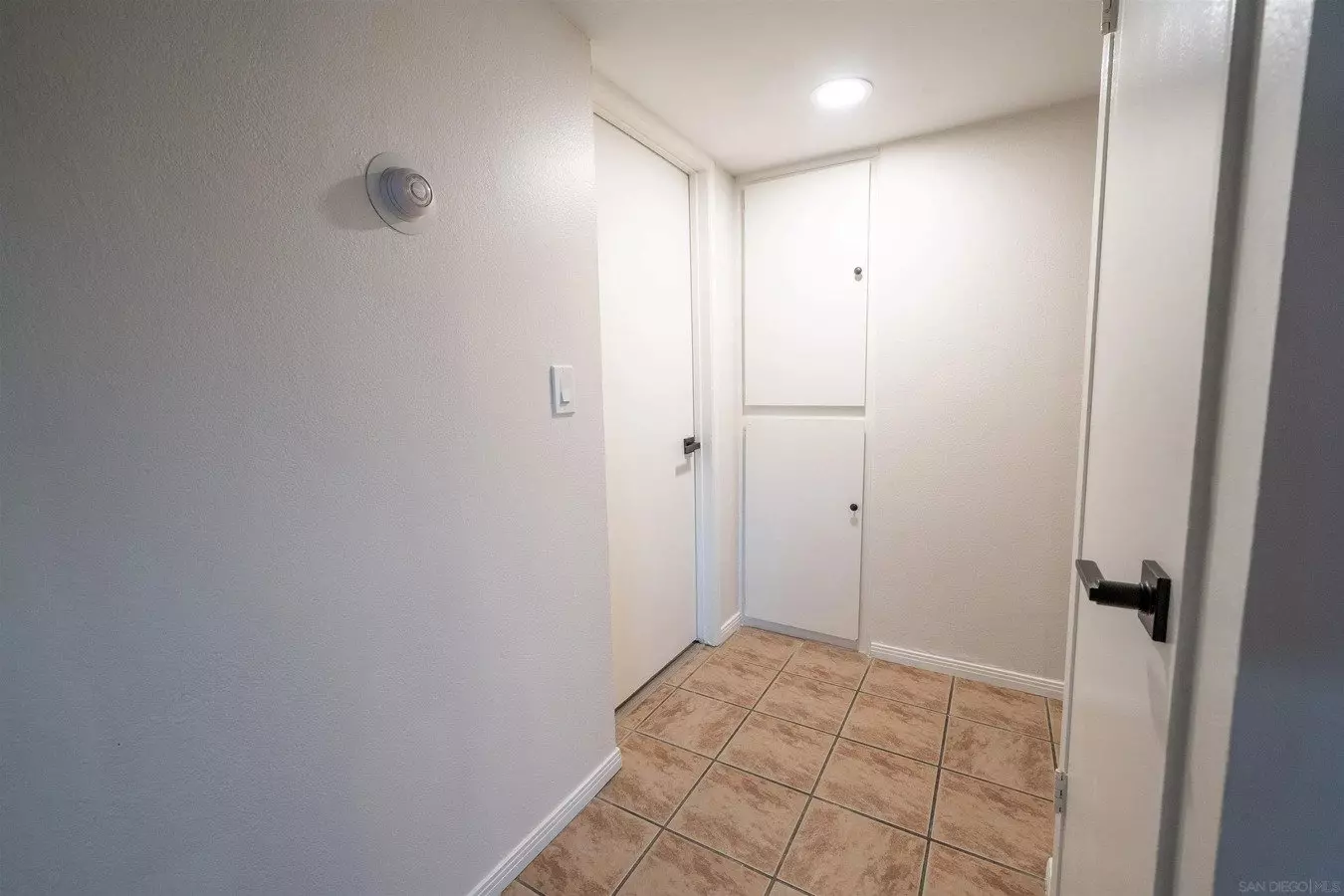 909 Martin Dr photo 3