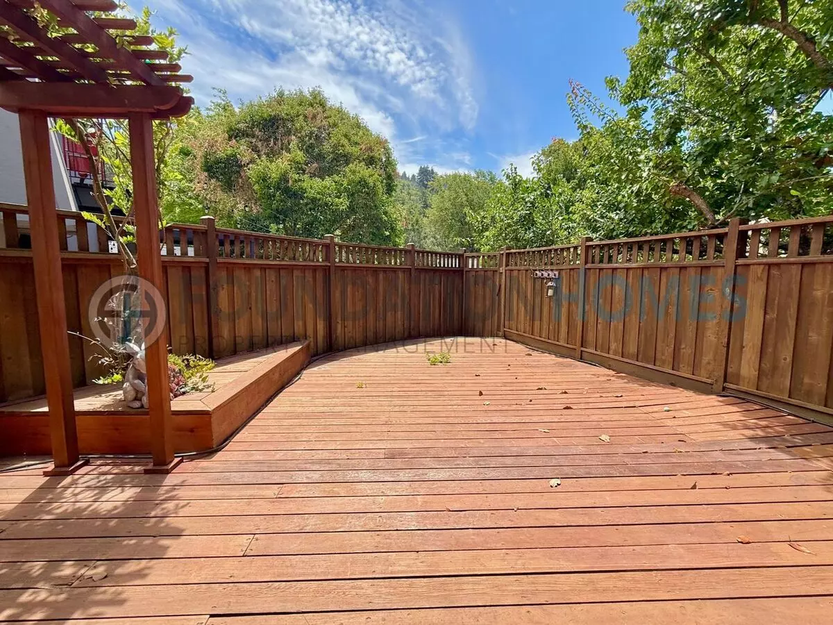 Spacious 5br Home With Multiple Decks, Fireplace, Updated Kitchen- Foundation photo 5