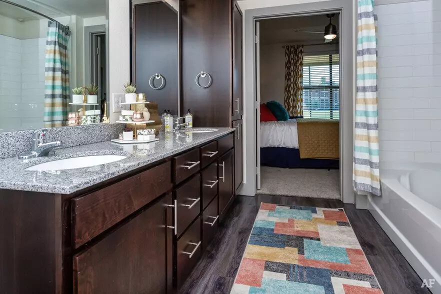 11500 Lago Vista E, Farmers Branch photo 2