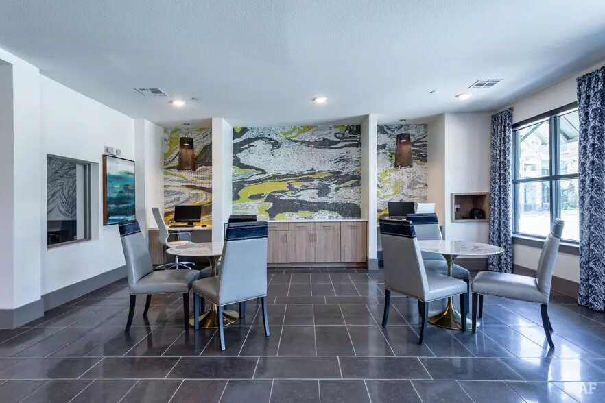 11500 Lago Vista E, Farmers Branch photo 5