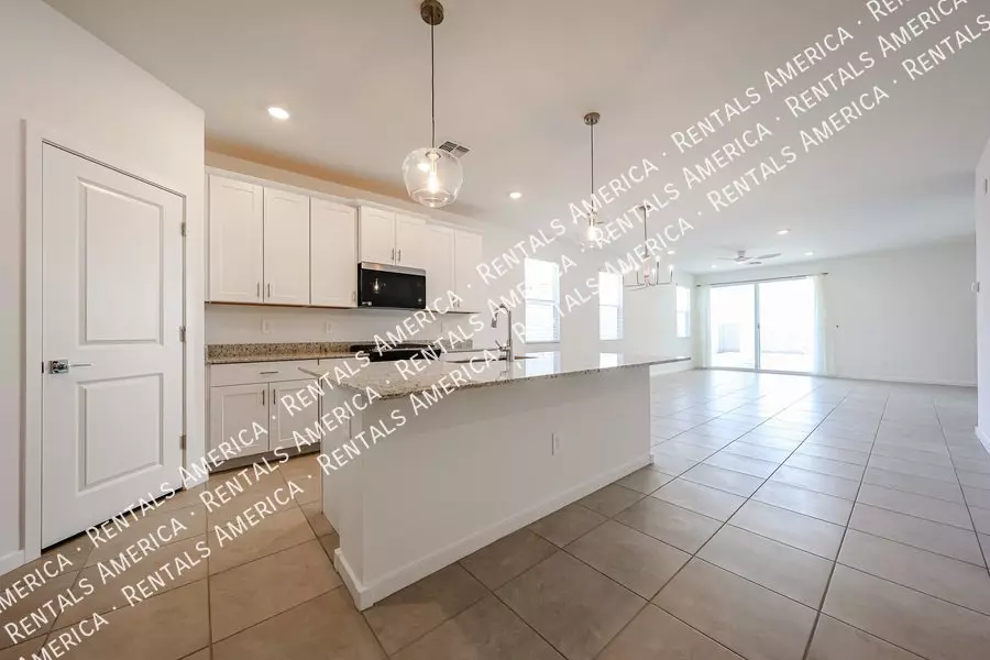 3380 N Camden Dr photo 4