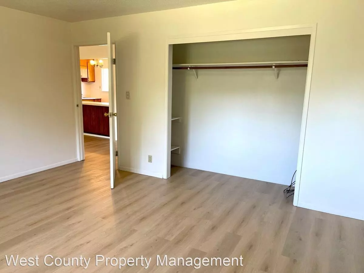 One Level 2 Bedroom Duplex In Forestville! Near Downtown! photo 4