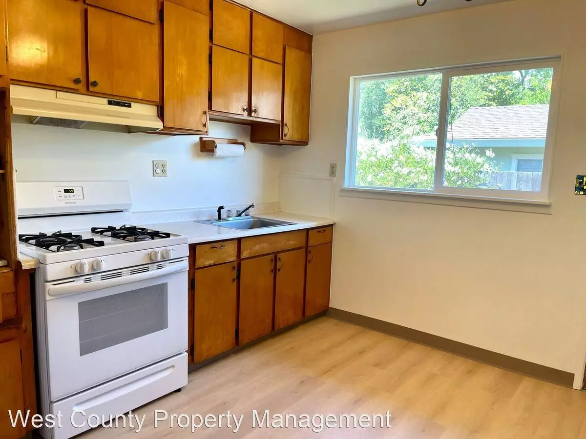 One Level 2 Bedroom Duplex In Forestville! Near Downtown! photo 5