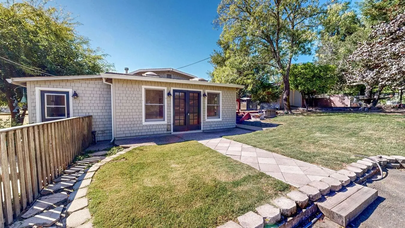 Bright And Spacious 1 Bedroom 1 Bathroom Cottage! Water, Pge, And Garbage Included!