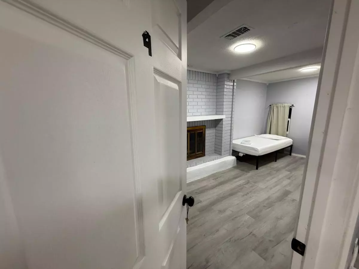 Shipp Dr photo 2