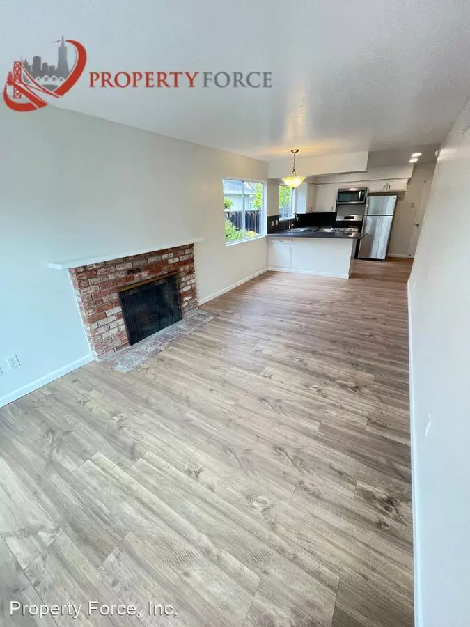 Stunning 4 Bedroom/ 2 Bathroom In 936 Constitution Dr photo 3