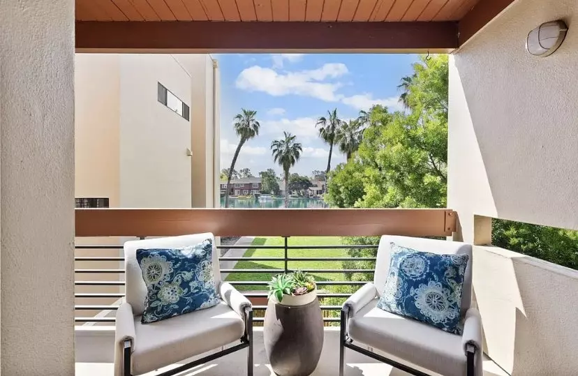 Lagoon Living At Its Best! One Bedroom And One Bath photo 3