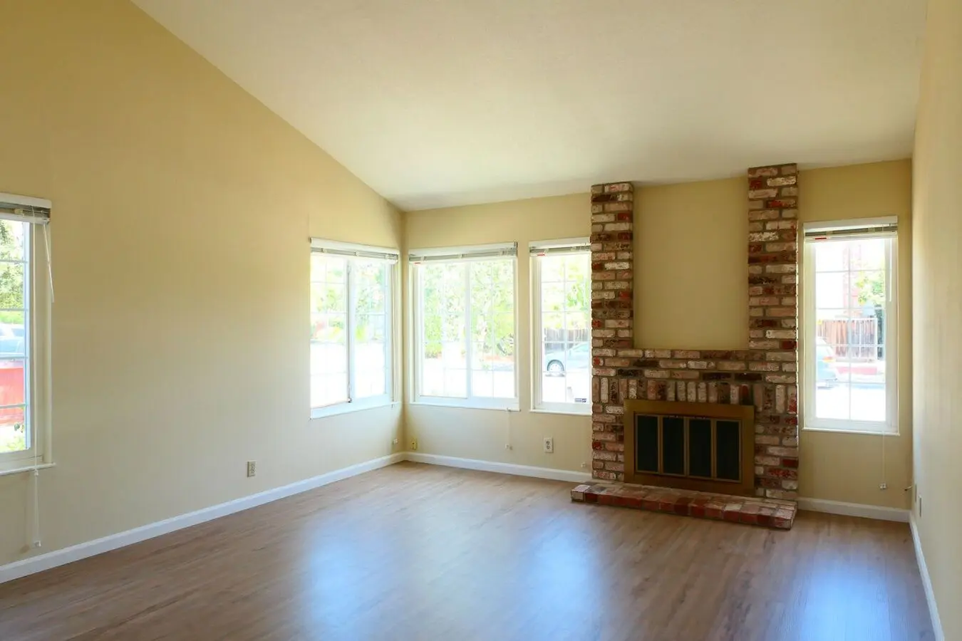 3Bed Full Bath + 1 Office In The Backyard. Single Family Home! photo 3
