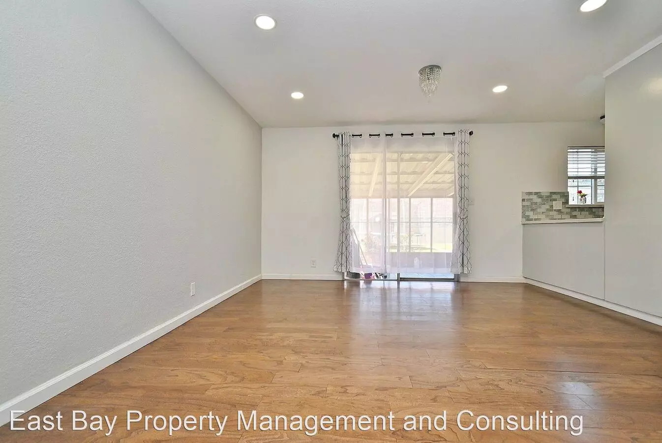 $3390 - Gorgeous Three Bedroom Sundale Home photo 3