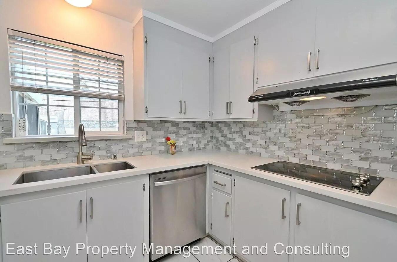 $3390 - Gorgeous Three Bedroom Sundale Home photo 2