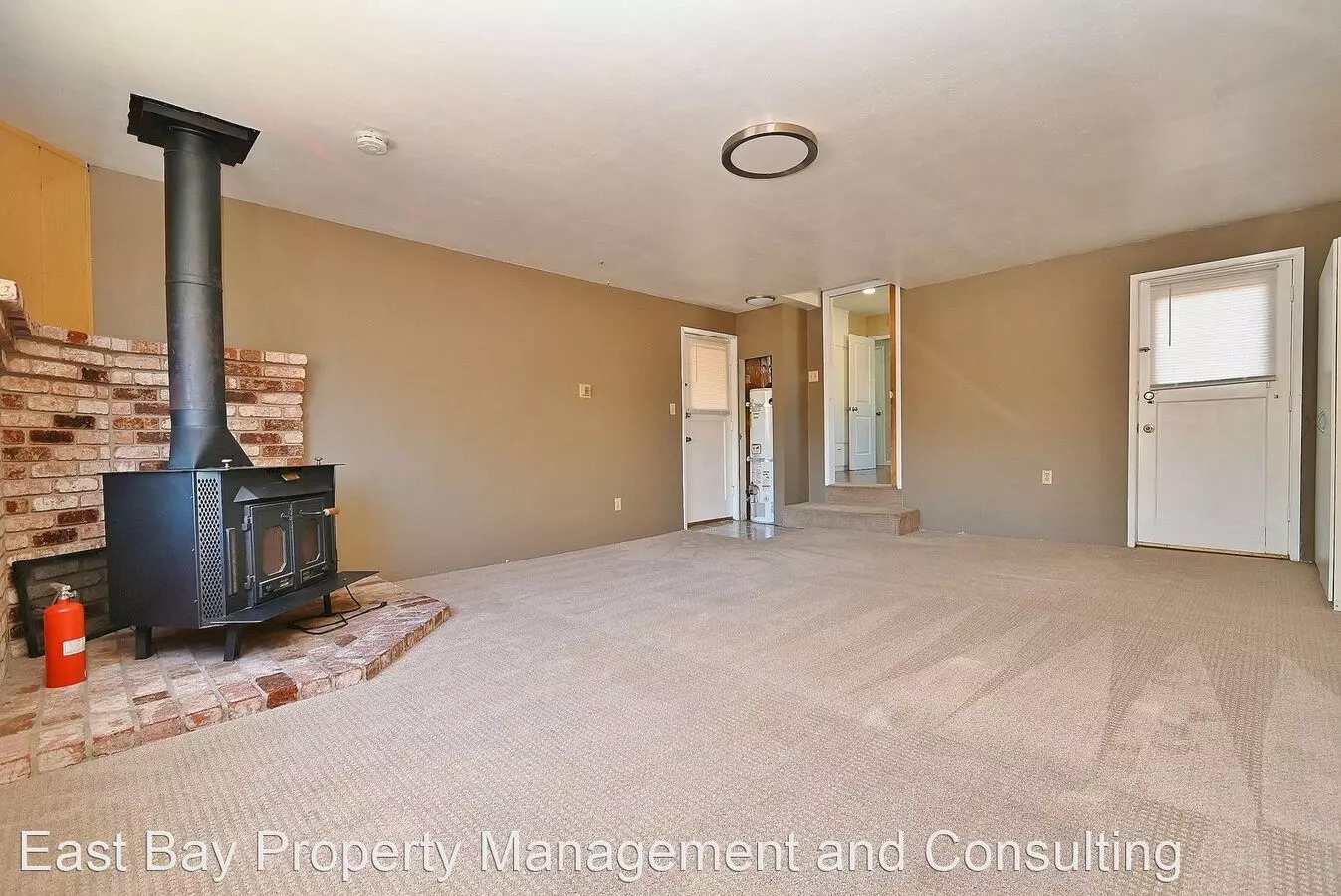 $3390 - Gorgeous Three Bedroom Sundale Home photo 5