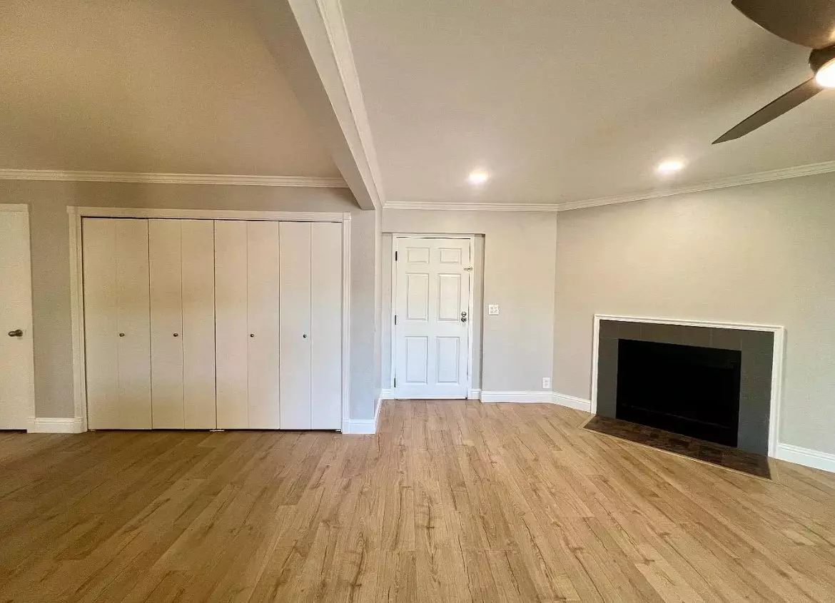 Beautifully Maintained And Spacious One Bed One Bath photo 3