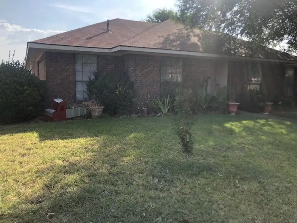 305 Marriott Lane, Garland, TX 75040 photo 2
