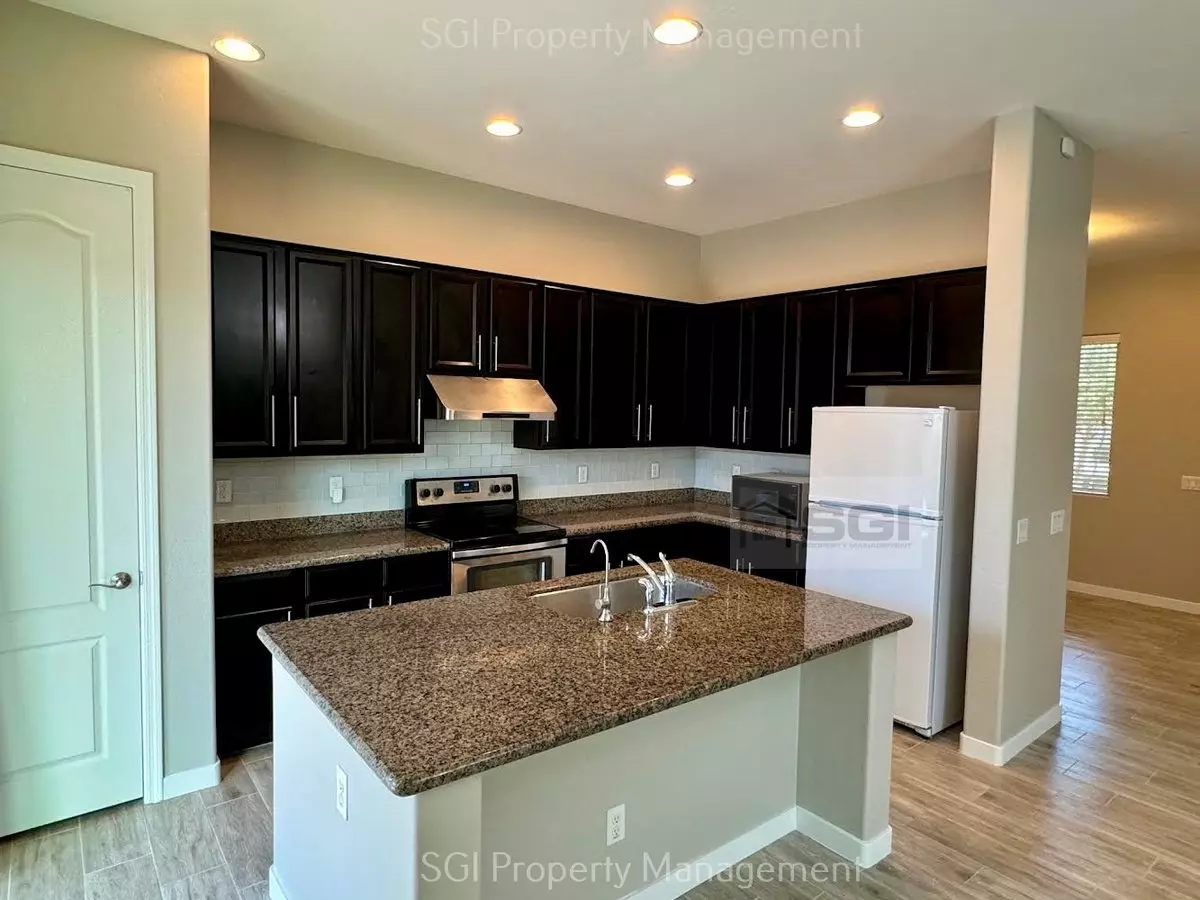 1433 E Lovebird Ln photo 3