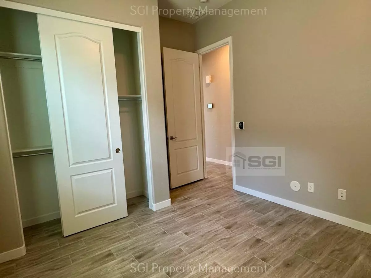 1433 E Lovebird Ln photo 2
