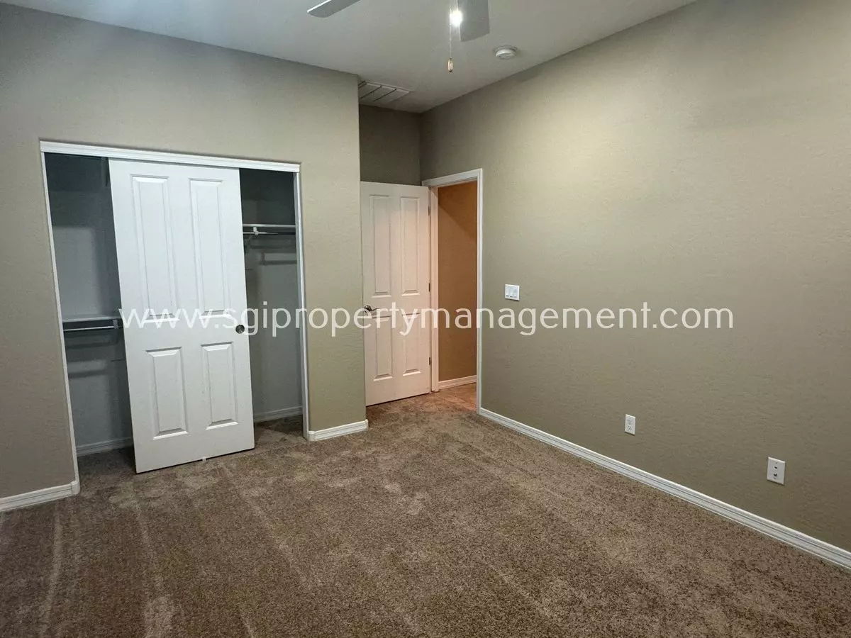 1472 E Flamingo Way photo 2