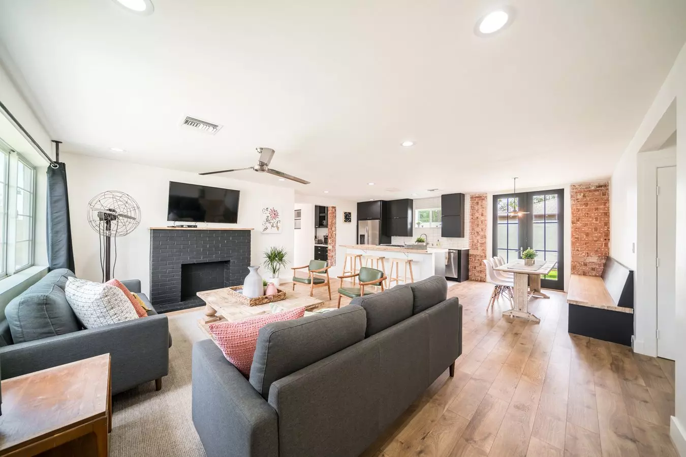30 E Linda Ln photo 2