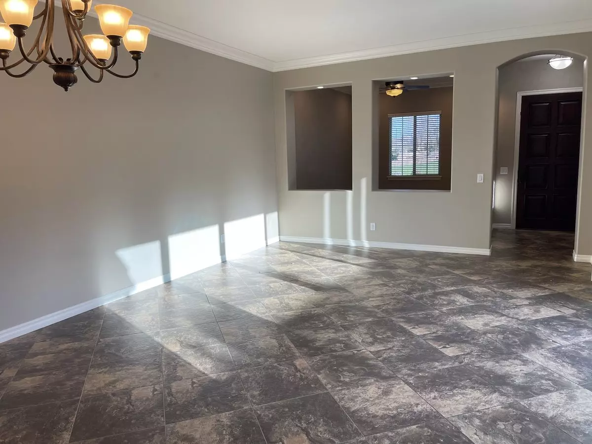 2543 E PENEDES Drive photo 3