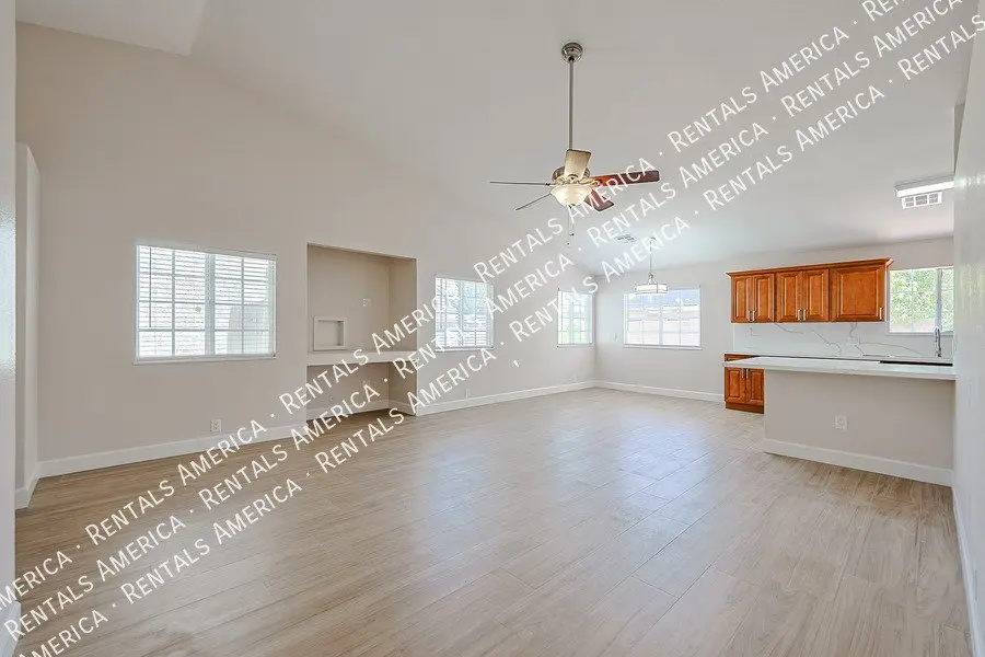 10021 N 66th Ave photo 3
