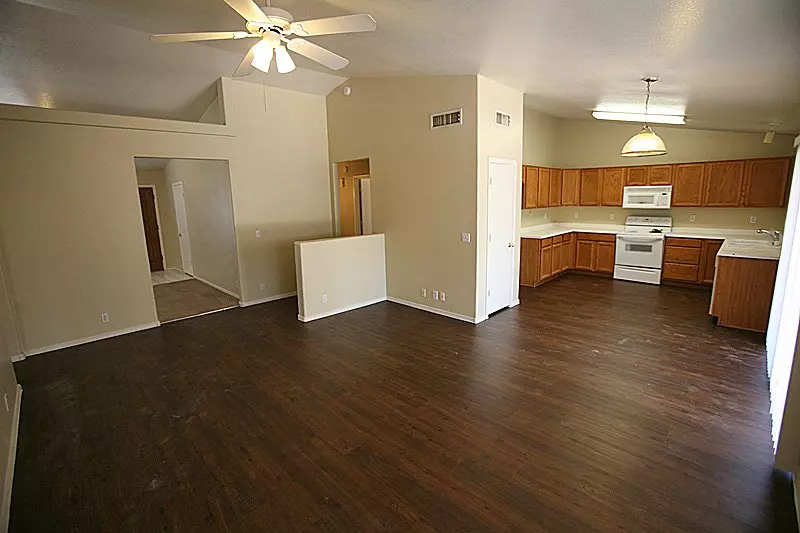 10407 W Medlock Dr photo 3