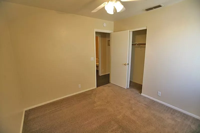 10407 W Medlock Dr photo 4