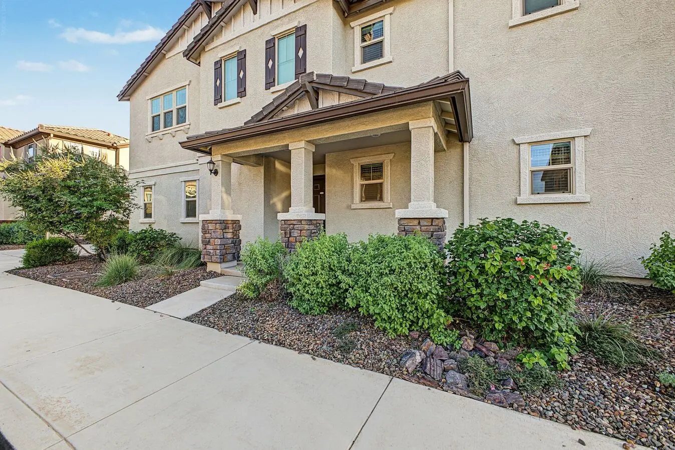 Beautiful 3-bedroom Home With Loft, Den & Upgraded Kitchen