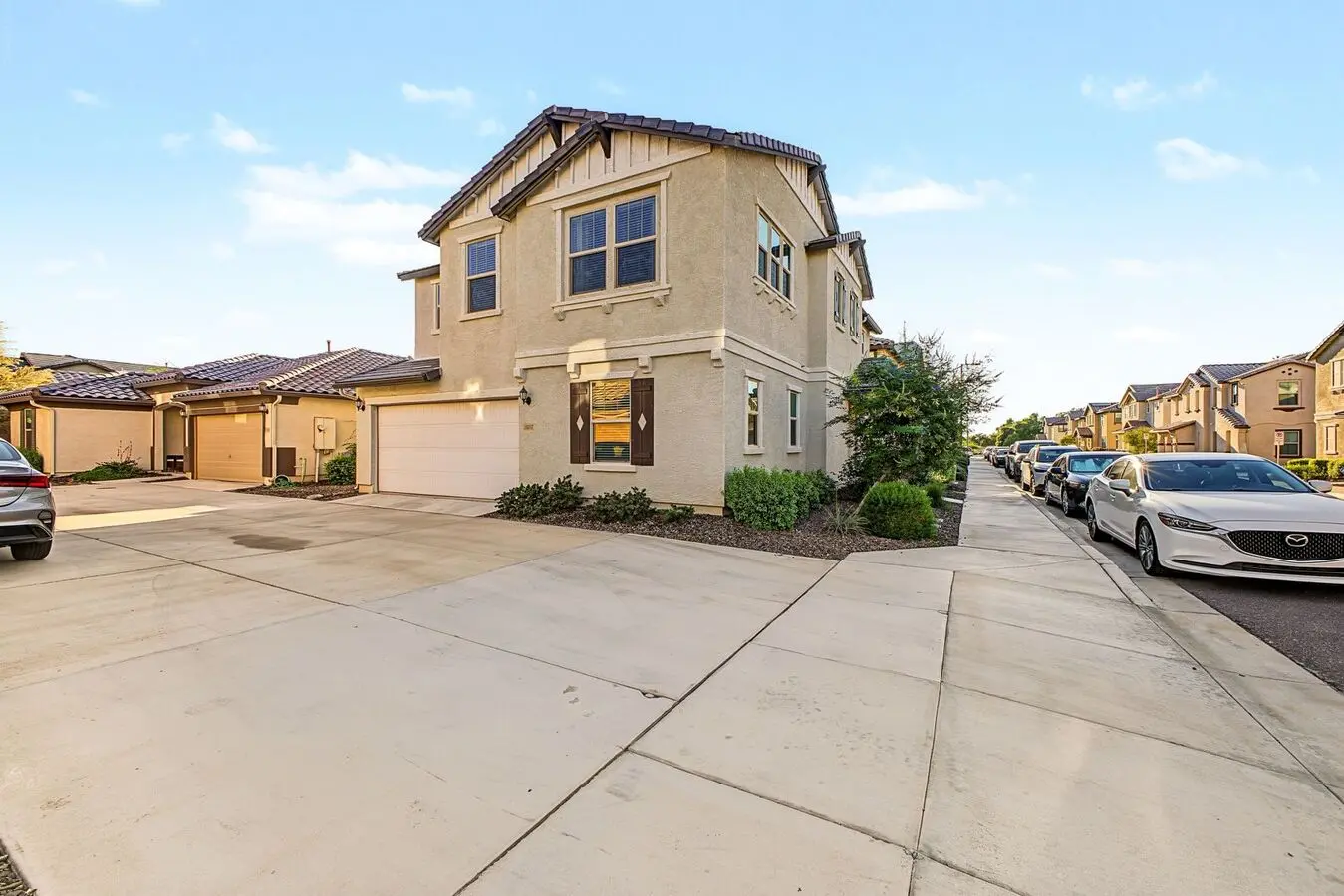 Beautiful 3-bedroom Home With Loft, Den &amp; Upgraded Kitchen photo 5