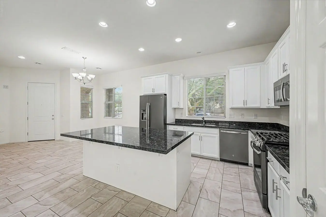 Modern Two-story Home With Upgraded Kitchen &amp; Ev Charging photo 3
