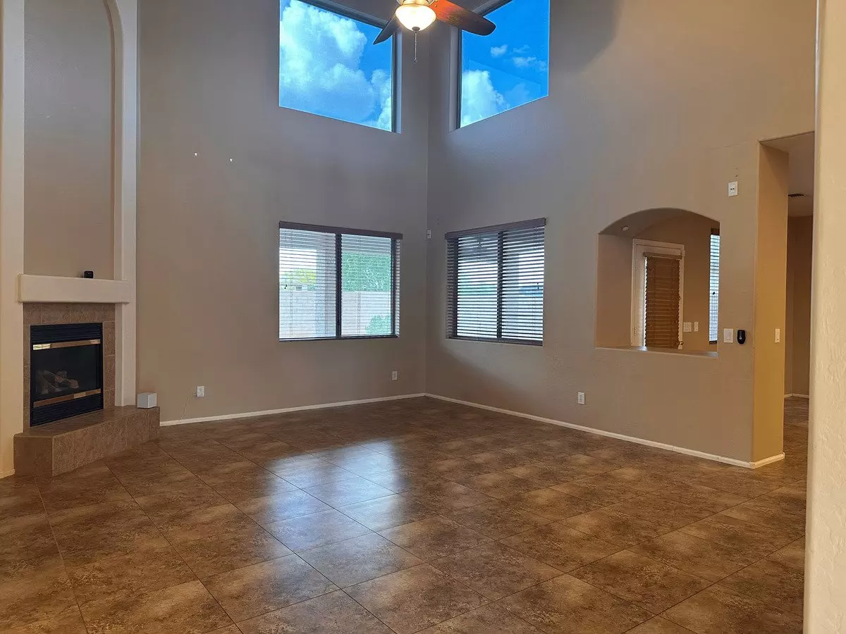 16116 W Magnolia St photo 3