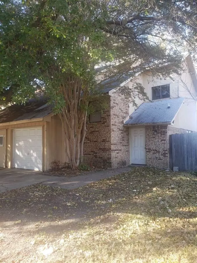 208 Victoria Drive, Grand Prairie, TX 75052 photo 2